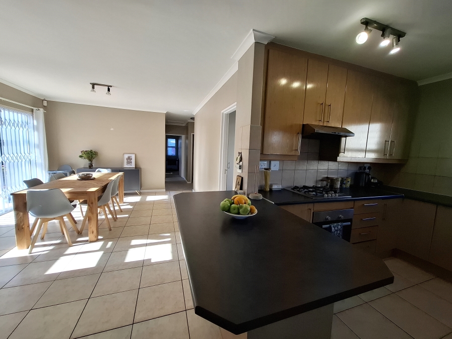 To Let 4 Bedroom Property for Rent in Sunningdale Western Cape